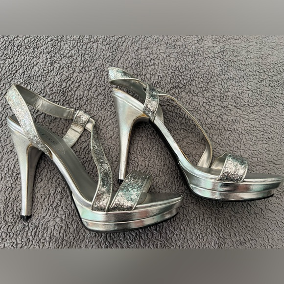 Guess WGBRYNN-T 8.5 Sparkly Strap Open Toe Pumps - Picture 2 of 8